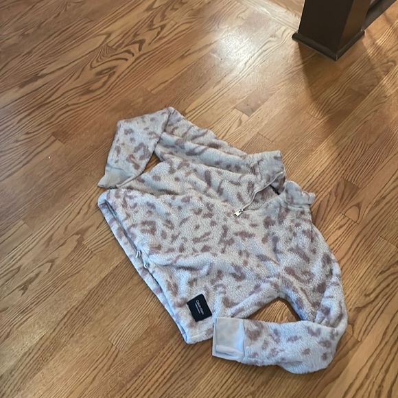 calvin klein sweater cozy and comfy. - Picture 2 of 4